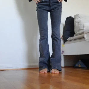 Gina perfect jeans - Flare mid-rise jeans köpta på gina för ett par år sedan, men använda max 5 gånger... skriv vid frågor eller funderingar!
