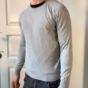 Massimo dutti tröja grå S - Massimo dutti tröja grå S, tunnare i materialet. Modellen är 180,75kg. Kom med frågor 😊