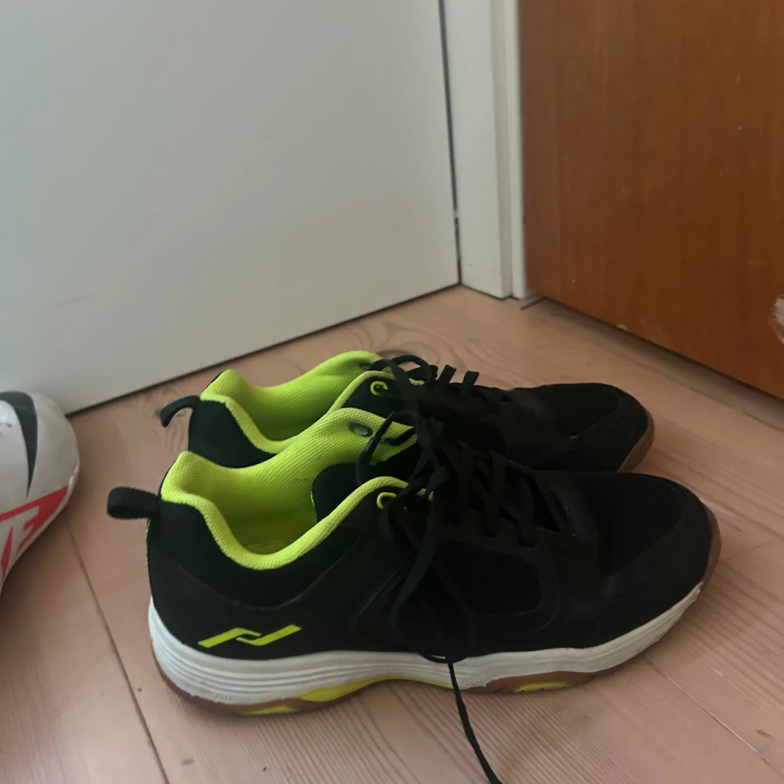 Svarta sneakers med neongul insida