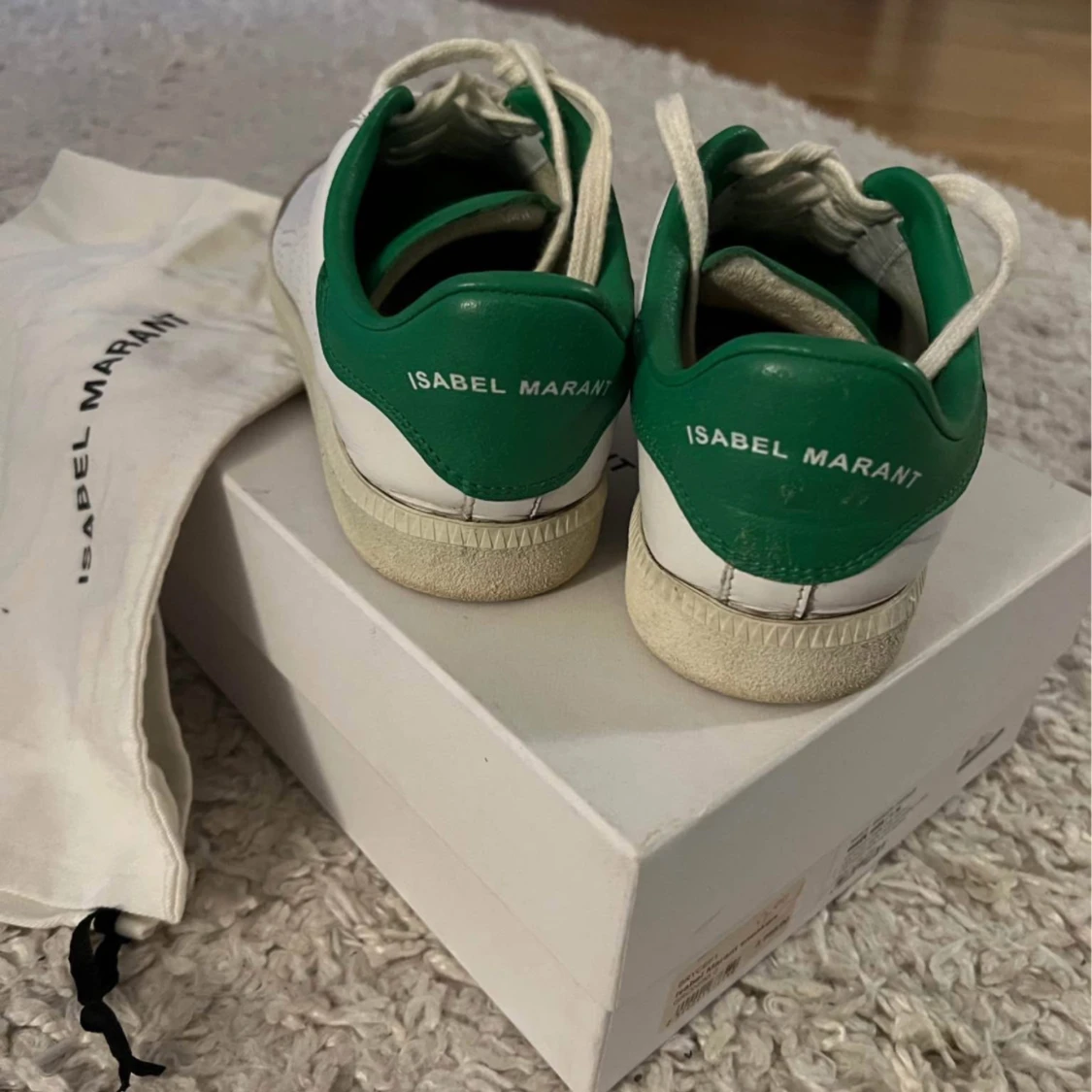 Isabel Marant vita och gröna sneakers - 2