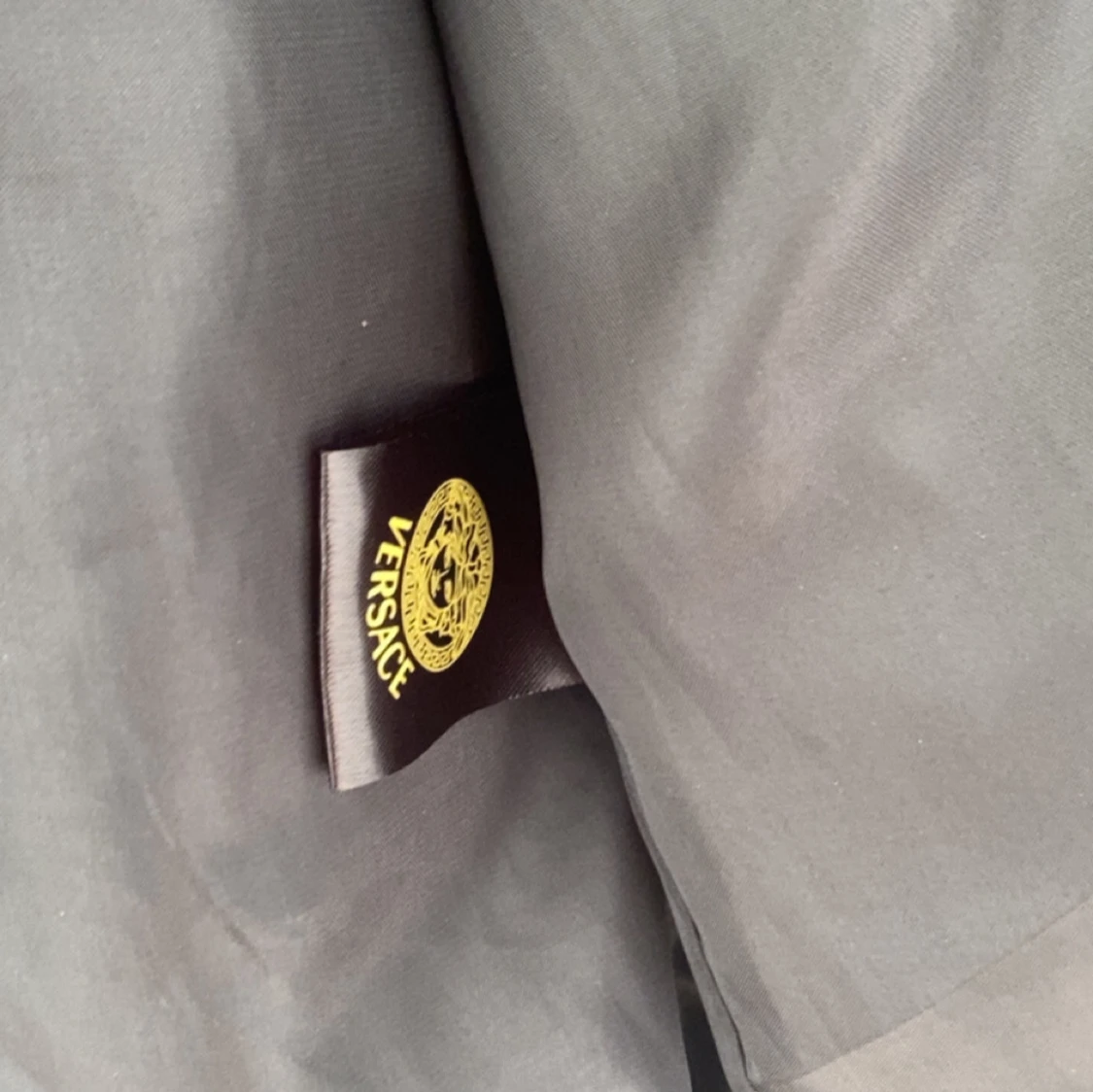 Svart Versace bomberjacka med guldmönster - 4