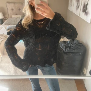 Svart virkad stickad tröja - Säljer en svart stickad Zara tröja med fina detaljer 