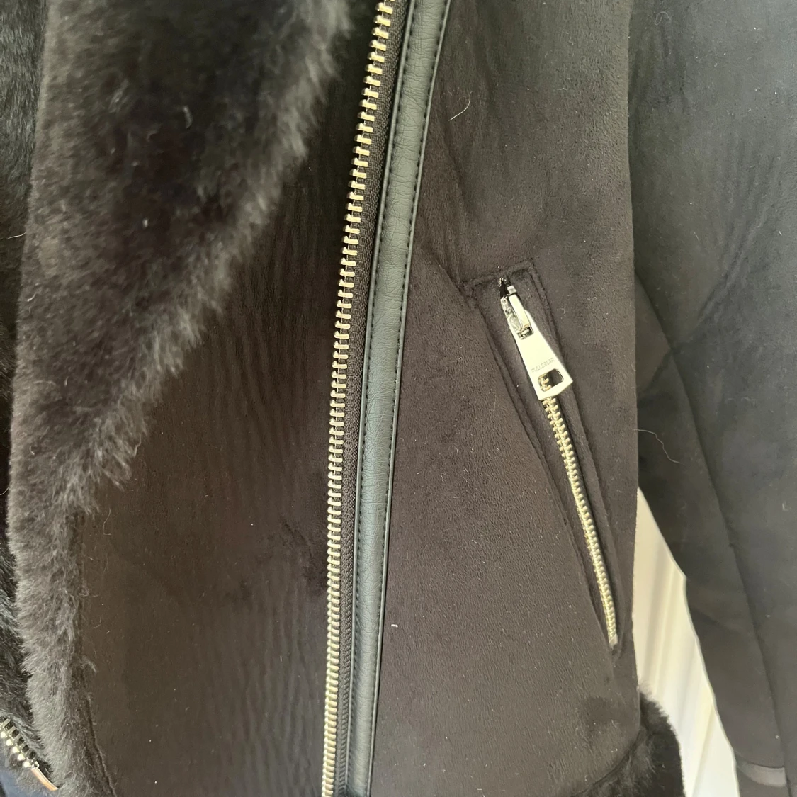 Svart pälsjacka från Pull&Bear - 2