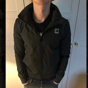 Vindjacka - Säljer denna stilrena vindjackan från G-star Raw perfekt inför hösten🍂modellen är ca 175 cm lång och väger 70 kg. Tveka inte på att kontakta mig vid minsta fundering🙌