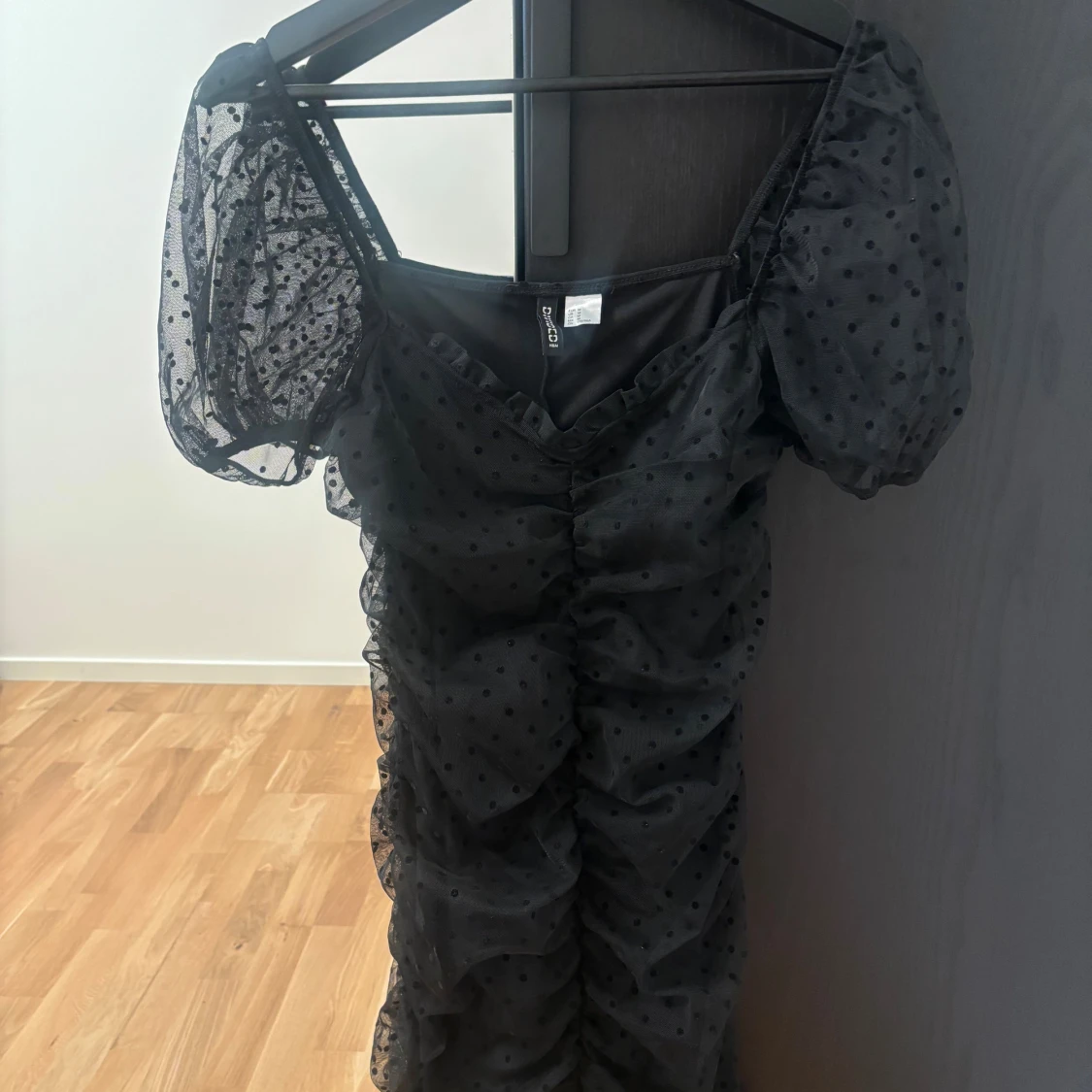 Svart prickig meshklänning med puffärm
