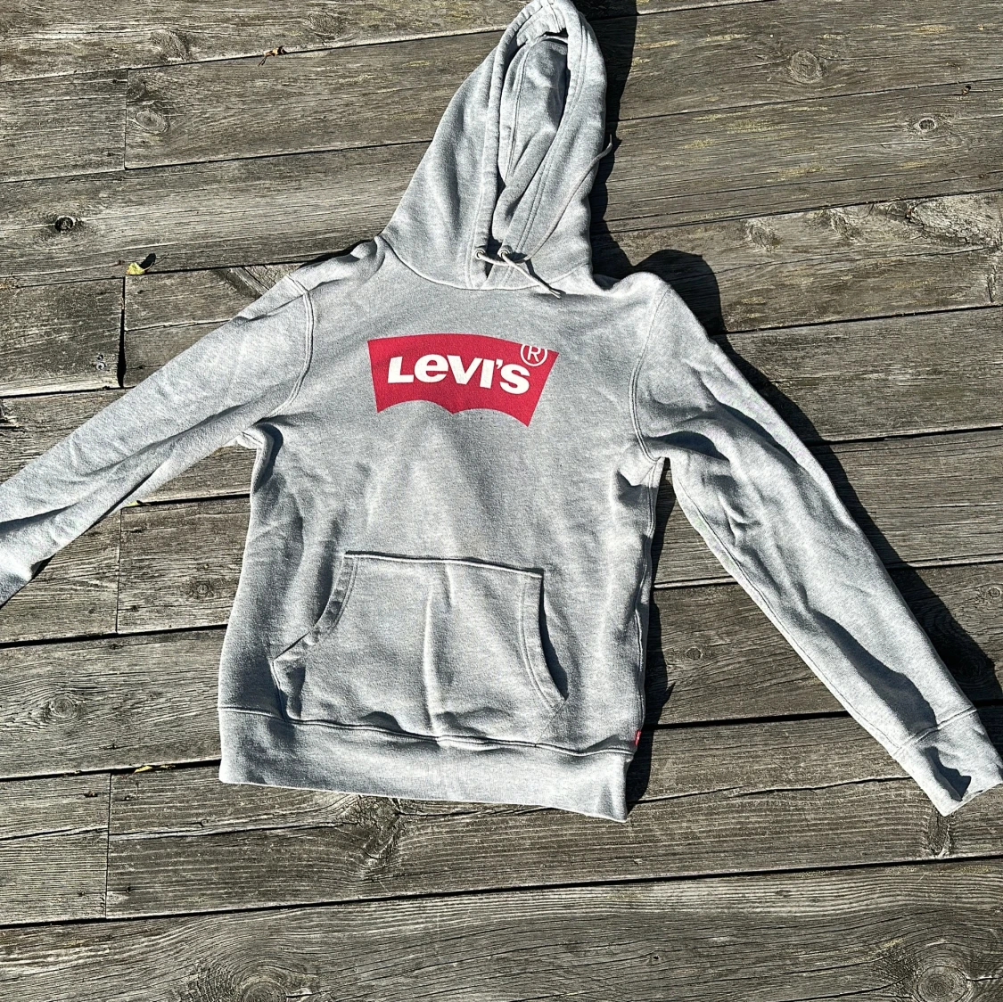 Grå hoodie från Levi's med logga
