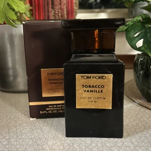 Tom Ford Tobacco Vanille 100ml - Tom Ford Tobacco Vanille Eau de Parfum, 100 ml. En ikonisk doft i lyxig flaska, perfekt för dig som vill sticka ut med stil. Snygg att ha framme och passar dig som gillar exklusiva parfymer.