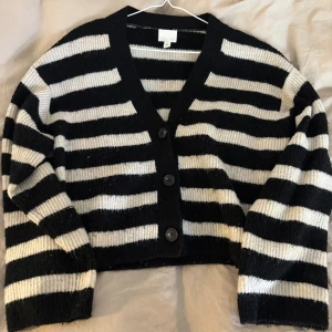 Randig kofta från H&M i svart och vitt - Snygg randig kofta från H&M i svart och vitt. 