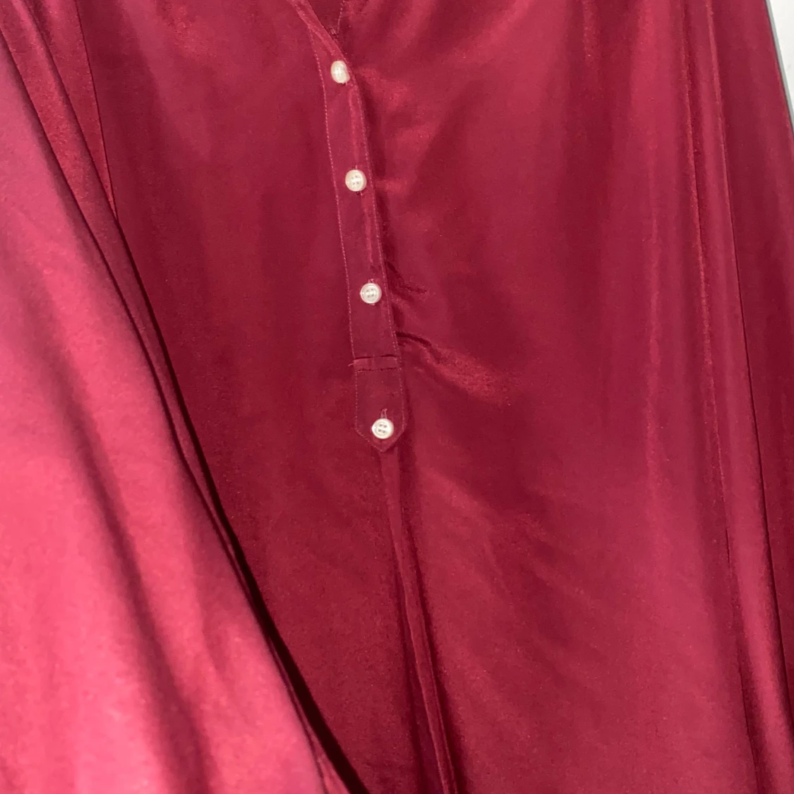 Vinröd henley-skjorta i satinlook - 2