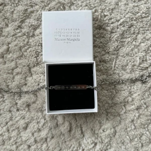 Maison Margiela numbers necklace - Maison Margiela number necklace, 48 cm, aldrig använt.