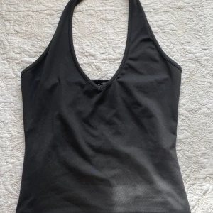 Halterneck topp  - Super snygg svart halterneck med stretchigt material  (öppen rygg) 💓
