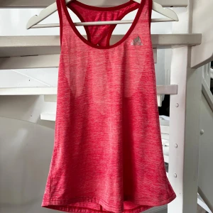 Träningslinne - Träningslinne från adidas. Lite öppen i ryggen, stl S
