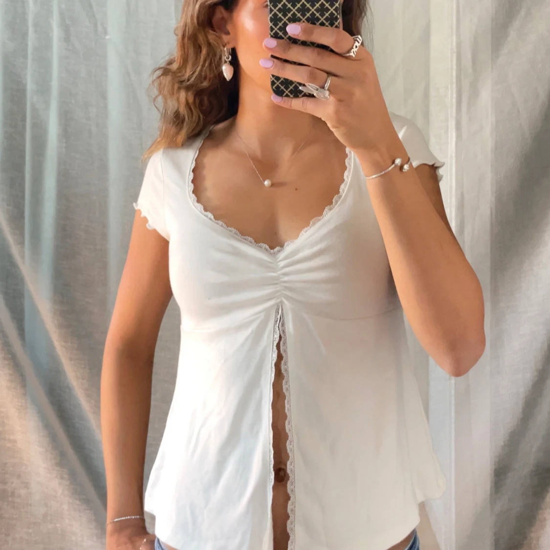 Vit omlottopp med spetsdetaljer - 3