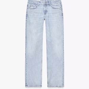 Ljusblå raka jeans från ZARA - Snygga ljusblå jeans med klassisk femficksdesign och raka ben. Jeansen har en avslappnad passform och är tillverkade i mjukt denimtyg. Perfekta för en chill och stilren look.