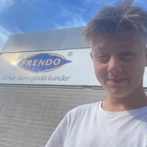 Damien rabbat  - En ful svartskalle som luktar anal går att pruta bytes mot mat till damien går att offra