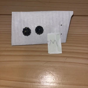 Korvakorut - Ihanat mustat pallo korvakorut. Desinfioitu ja puhdistettu käytön jälkeen. Kissatalous MMM, lisätietoja saa kysymällä Katsothan myös muut ilmoitukseni Mikäli hinta ei miellytä tarjoa rohkeasti