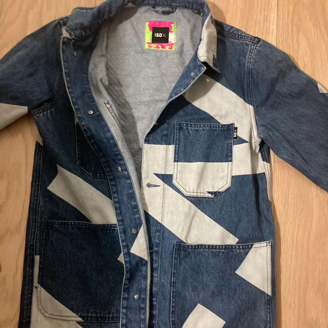 SDX jeansjacka med grafiskt mönster