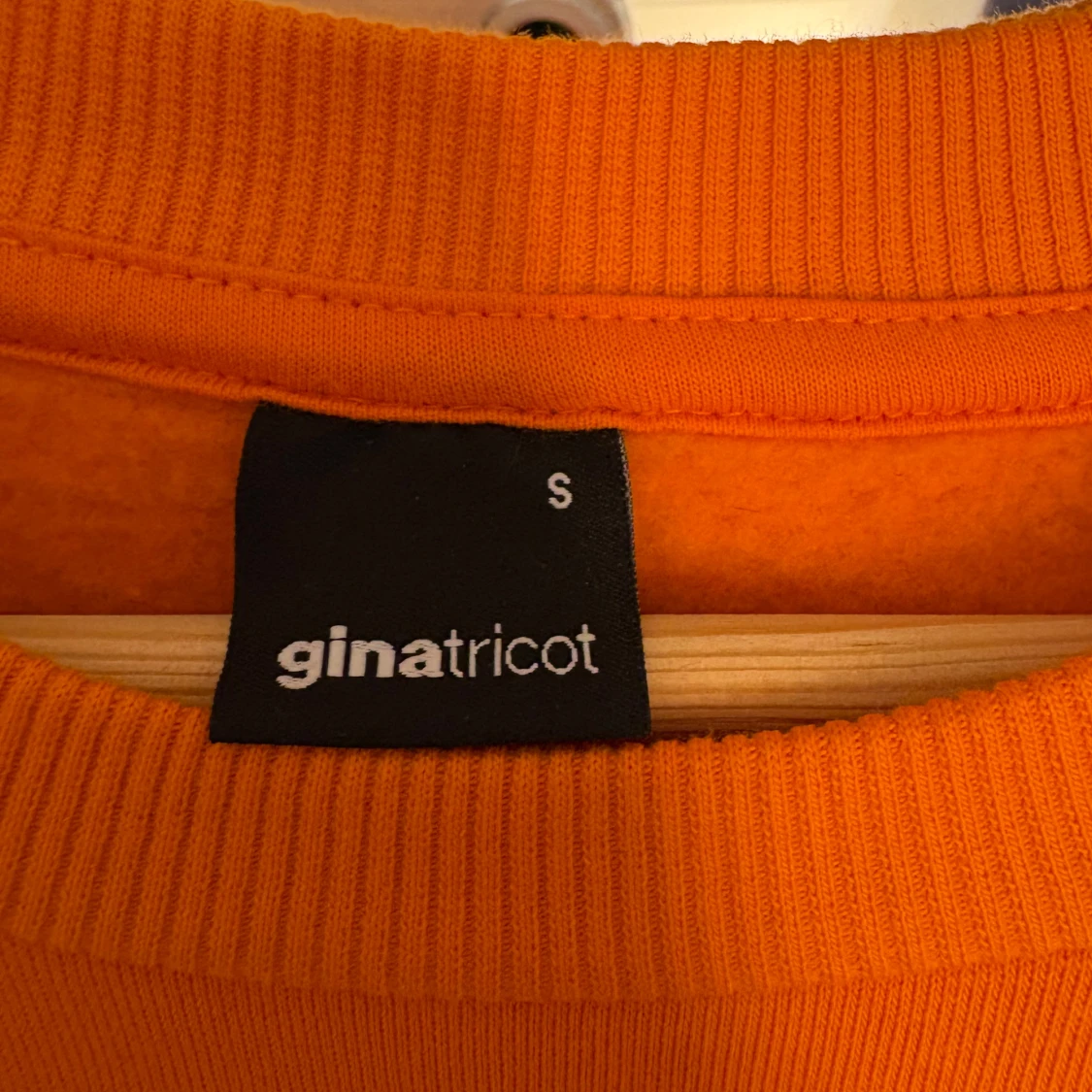 Orange sweatshirt från Gina Tricot - 3