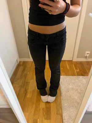 Svarta bootcut jeans från LTB, 29/32 - Säljer ett par skit snygga svarta jeans från LTB, modell Valerie. De har låg midja och bootcut modell. 💖 ge gärna prisförslag❗️