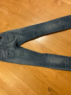 Replay blå skinny jeans dam - Säljer ett par snygga blå jeans från Replay med skinny fit. Jag Kan fixa snygga par slitningar me BARA om du köper innan.