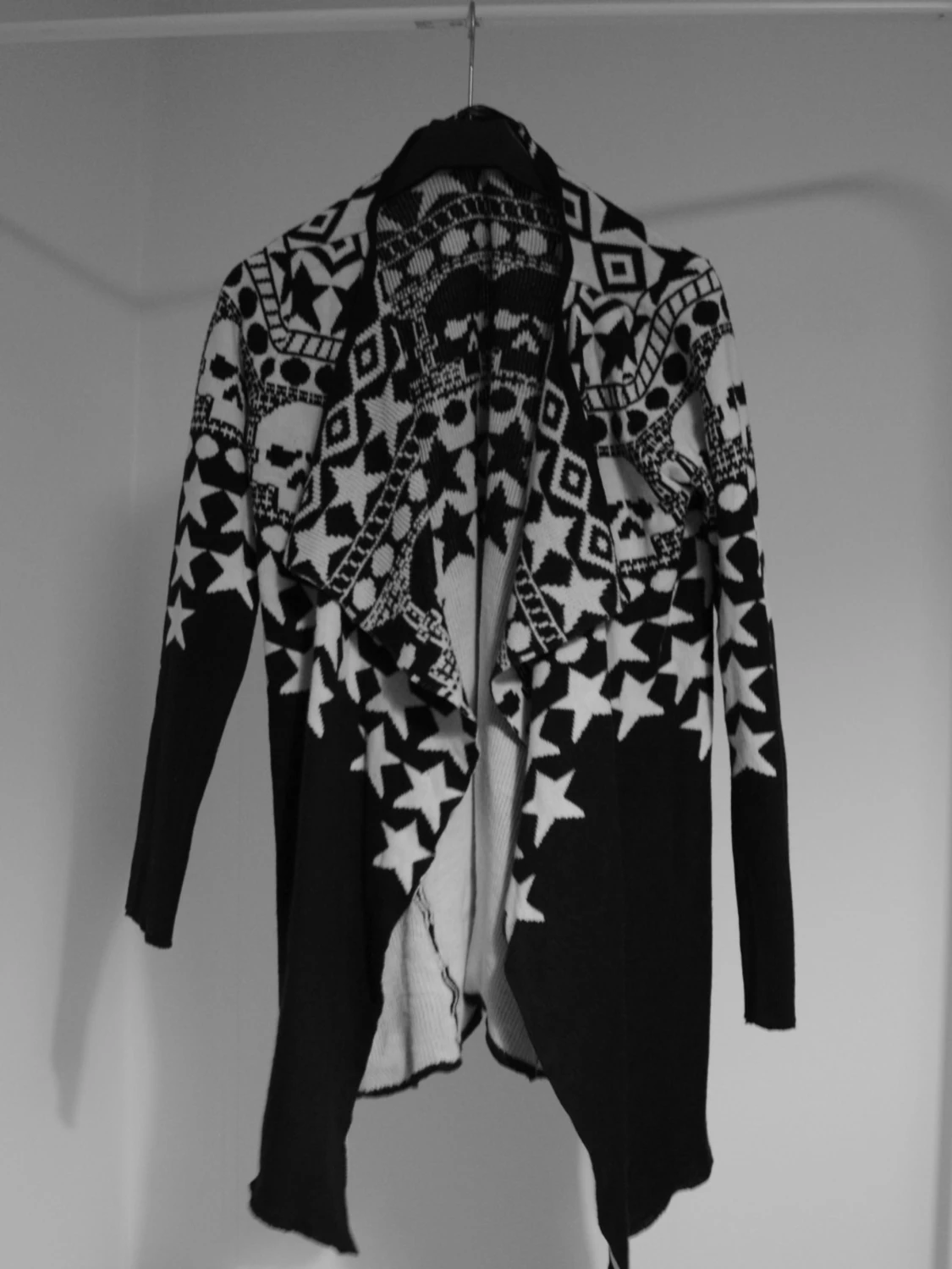 Svartvit knapplös cardigan med döskallar och stjärnor