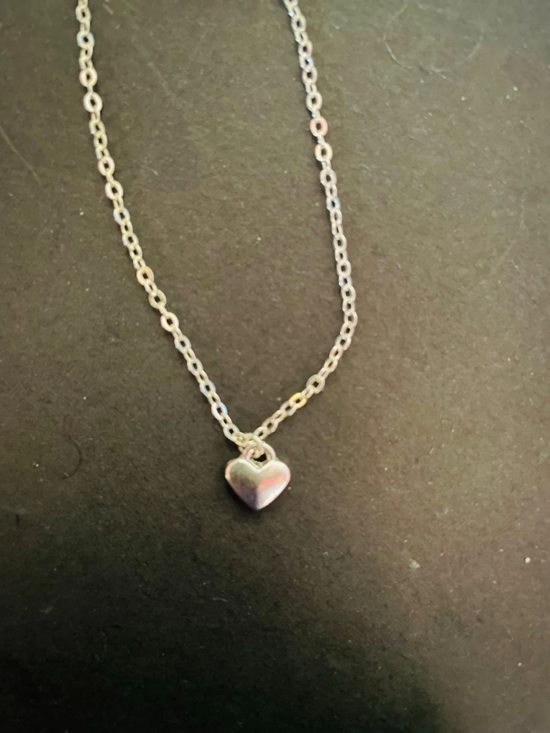 By prisförslag- silvrigt Halsband med mini hjärta 45 cm längd - 2