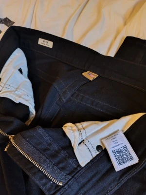 Svarta True Religion Mick skinny jeans - Säljer ett par svarta True Religion Mick jeans med skinny fit och klassisk dragkedja. Jeansen har diskreta sömmar och en stilren look med Replay-logga på insidan. Materialet är jeans med en mjuk känsla och stretch för extra komfort.