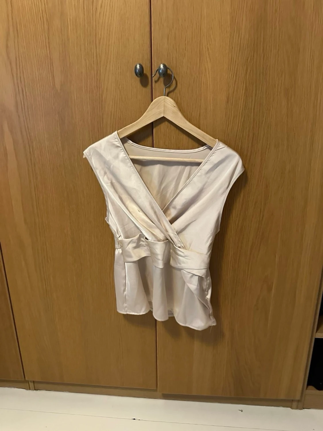 Champagnefärgad omlottopp i satin