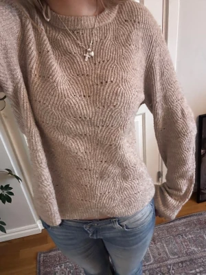 Beige stickad tröja från ONLY - Säljer en beige stickad tröja från ONLY med snyggt vågigt mönster, basic och passar allt💗