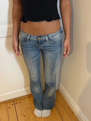 Blå bootcut jeans från Cheap Monday - Fina jeans från cheap monday som är lite urtvättade i färgen, bootcut och lågmidjade❤️❤️