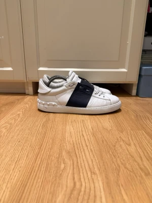 Valentino Open - Valentino Open Navyblue - Skick: 8/10 - Storlek: 41 (27 cm inuti) - Pris: 1999kr. INGET OG MEDFÖLJS! Pris kan diskuteras vid snabb affär💨 Kom DM vid fler bilder eller funderingar🥰