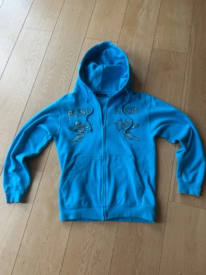  Blå Bling Lucid  - Blå Bling Lucid tröja i riktigt fint skick. Tröjan är i storlek XS. Priset är inte fast så tveka inte att höra av er vid frågor eller annat!