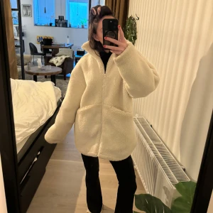 Beige/vit teddyjacka - Använd några gånger men är i väldigt bra skick