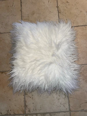 Vit fluffig prydnadskudde - Prydnadskudde, tvättad så kan behöva kammas.