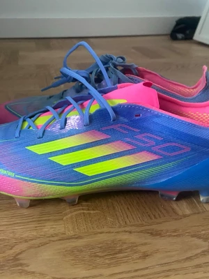 Adidas F50 fotbollsskor i blått och lila - Säljer två adidas Elite fotbollskor.De lila är oanvända medans de andra är lite mer använda men fortfarande bra skick.