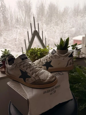 Golden Goose Ballstar - Säljer nu mina Golden Goose Ballstars! De är välanvända och har tydliga tecken på användning - men fortfarande har mycket liv kvar. Skorna är i storlek 43. | Skolåda och dustbag medföljer | {Priset är ej huggit i sten} Skriv privat om du vill ha fler bilder eller om du har några funderingar. 