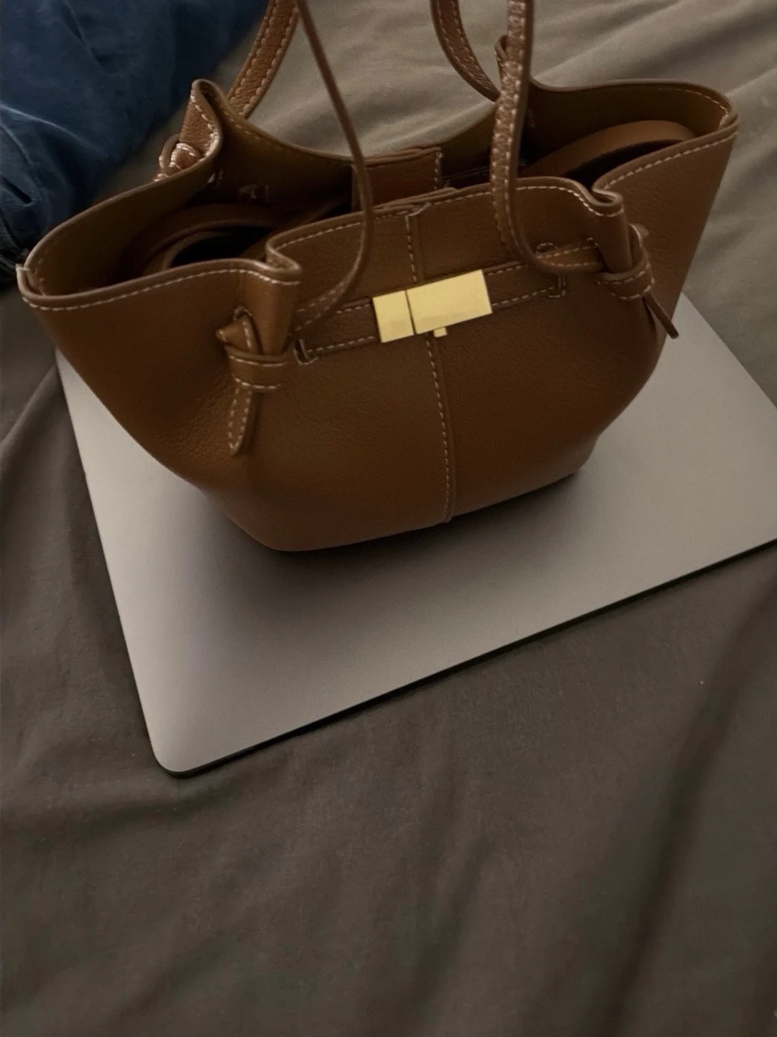 Brun handväska med gulddetalj - 2