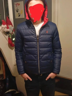 Vändbar pufferjacka Polo Ralph Lauren - Storlek S super fin lite smutsig på den röda sidan men den blå är väldigt fin. Har växt ur den och vill bli av med den så snabbt som möjligt 