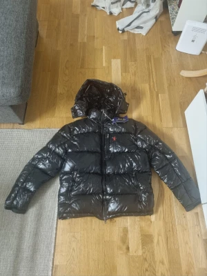 Polo Ralph Lauren glänsig jacka helt ny - Helt ny polo jacka utan problem alls. Fraktas samma dag vid köp.