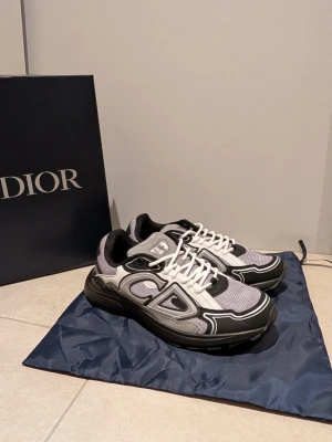 B30 - Helt ny B30 i en väldig unik colorway, finns i storlek 42-44. Box medföljer