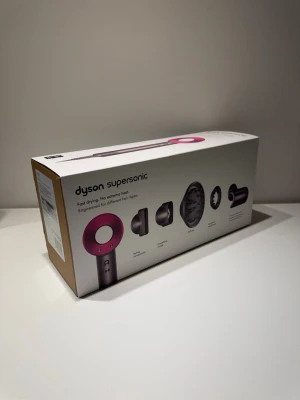 Dyson Supersonic hårfön med alla tillbehör (NY) - Sprillans ny Dyson Supersonic hårfön med alla tillbehör för att kunna platta / locka / torka håret smärtfritt🙂 Serienumret kan man lägga in i Dysons app för att registrera sin egen unika hårprofil och därav underlätta otroligt mycket när man stylar håret!😄