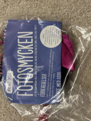 Set med fotosmycken - Säljer ett set med material till att göra fotosmycken. Perfekt för dig som vill pyssla. Skicka för fler bilder.