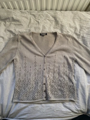 Beige stickad kofta från Camera Classic - Grå stickad kofta, jätte snygg men kommer tyvärr inte till användning. Inga tydliga skador eller någon men den har använts. Passar även mindre storlekar 