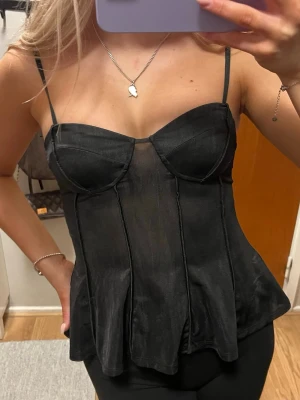 Svart festtopp - Jätte snygg topp som är perfekt till fest! 🩷 som i nyskick då den endast är använd en gång