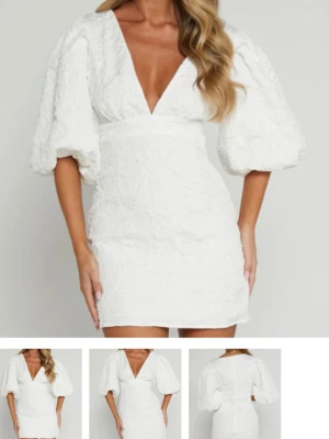 Vit kortklänning med puffärmar - Säljer min jättefina studentklänning från Showpo. Endast använd en gång på min student! 