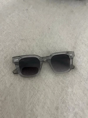 Gråa solglasögon från chimi - Skit snygga glajor från Chimi. De har använts en hel del men inga defekter💖Ge gärna prisförslag 