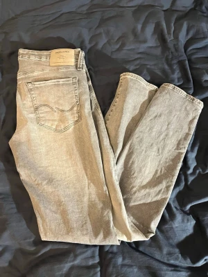 Grå slim fit jeans från Jack & Jones - Säljer dessa gråa jeans från Jack & Jones för att de inte passar mig längre. De är i storlek W33/L34. Nästan i nytt skick och bra pris.