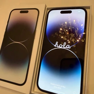 iPhone 14 Pro - iPhone 14 Pro i svart, säljs med originalkartong. Väl omhändertagen. Skicket ser utmärkt ut utan synliga repor eller skador. Små tecken på användning runt telefonens kanter om man kollar närmare. Hör av dig om du är intresserad. Lagringsutrymme: 128gb.       Batterikapaciteten ligger på 82%. 😁