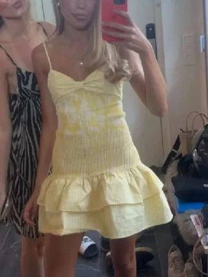 Gul klänning - As snygg gul klänning💕💕 pris kan diskuteras och om man vill ha fler bilder är de bara att höra av sig😘😘