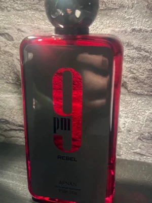 Afnan 9pm rebel - Afnan 9PM Rebel är en väldigt manlig parfym. Flaskan är 100ml. Skulle säga att det inte är 100 ml kvar exakt då jag testat den lite. Se bild hur mycket som är kvar.  Orginallåda skickas med
